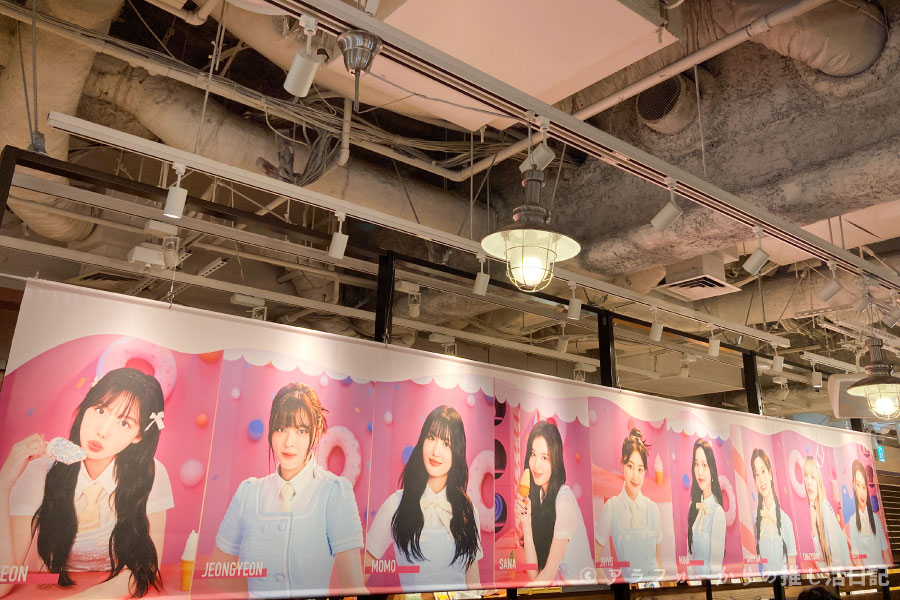 TWICEコラボカフェ　TOWER RECORDS CAFE　タワレコカフェ　タワーレコード　渋谷店　タワレコ渋谷　評判　クチコミ　待ち時間　口コミ　感想　メニュー　予約　どのくらい待った　店内　写真　ナヨンのラムネドリンク　ジョンヨンのキウイドリンク　TW-ICE　ソルト　グリーンアップル　トリプルベリー　特典　スーベニア　ステッカー　ポストカード　JYP　KPOP　期間　土日　休日